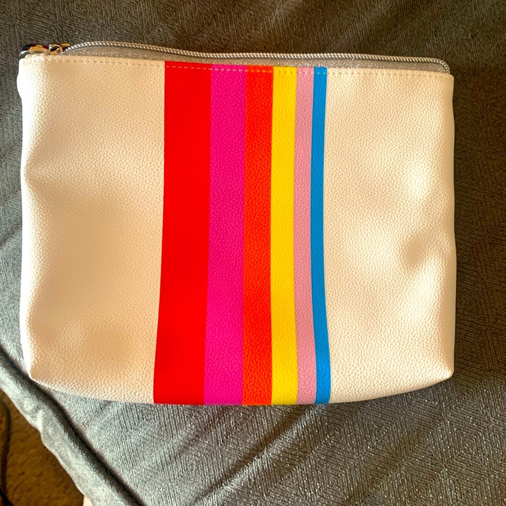 Super cute rainbow makeup bag 🌈♥️💙💜🖤💛💚🧡💖
